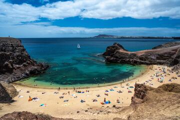 La temperatura del mar ronda los 22? y fuera, se rondan los 24?. En la foto, la playa del Papagayo. 