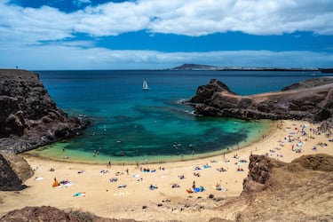 La temperatura del mar ronda los 22º y fuera, se rondan los 24º. En la foto, la playa del Papagayo. 