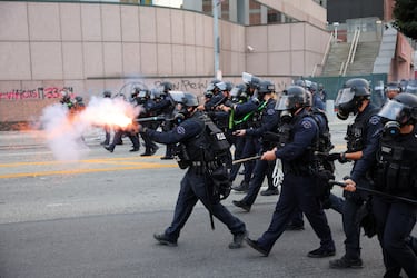 Un policía dispara una granada aturdidora para dispersar a la gente que pretendía acercarse al Edificio Federal en Los Ángeles el pasado viernes, en el inicio del caos. De ahí, la situación no haría sino acrecentarse. 