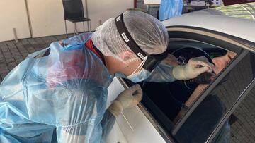 Un bombero recoge en un stoplab una muestra para realizar la prueba de TMA y determinar si hay infecci&oacute;n de coronavirus.