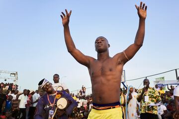 Fotografías de la lucha tradicional de Mali durante el festival de Bamako en las orillas del río Níger.