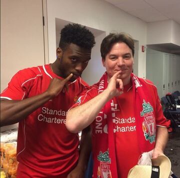 El comediante canadiense tambi¨¦n es fiel fan¨¢tico del Liverpool, en esta foto se le ve posando con Daniel Sturridg.
