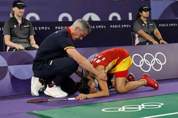 Carolina Marín intenta continuar, se pone una rodillera y vuelve a pista. Finalmente, tras jugar dos punto, Carolina se ve obligada a retirarse.