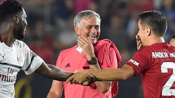 Jos&eacute; Mourinho r&iacute;e durante el amistoso que ha enfrentado al Manchester United con el Mil&aacute;n en la International Champions Cup.