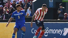 Nicaragua's defender Oscar Acevedo (L) fights for the ball with Paraguay's forward Miguel Almiron during the friendly football match between Paraguay and Nicaragua at the Defensores del Chaco stadium in Asuncion on June 18, 2023. (Photo by NORBERTO DUARTE / AFP)