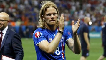 El ‘Beckham islandés’, Birkir Bjarnason, ya atrae firmas