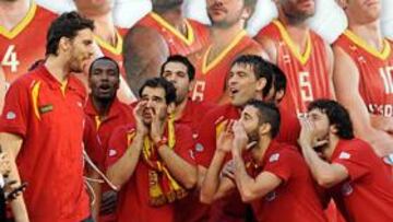 <b>MEDIÁTICOS. </b>Pau Gasol es vitoreado por sus compañeros durante la celebración del pasado Eurobasket.