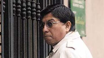 Walter Virú en la puerta de su clínica valenciana