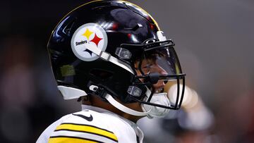 ATLANTA, GEORGIA - SEPTEMBER 08: Justin Fields #2 of the Pittsburgh Steelers looks on prior to a game against the Atlanta Falcons at Mercedes-Benz Stadium on September 08, 2024 in Atlanta, Georgia. Todd Kirkland/Getty Images/AFP (Photo by Todd Kirkland / GETTY IMAGES NORTH AMERICA / Getty Images via AFP)