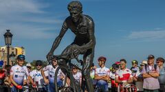 Toledo no se olvidó de su Águila ayer. El Tour recuperó el Puy de Dôme el mismo día en el que Federico Martín Bahamontes
cumplía 95 años. En el volcán, el primer campeón español forjó su victoria en 1959 ganando la contrarreloj
que se disputó allí. Unas 300 personas, con el alcalde Carlos Velázquez en el pelotón, le recordaron ante su estatua.