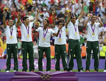 Ganó la medalla de oro con la selección mexicana en los Juegos Olímpicos de Londres 2012.