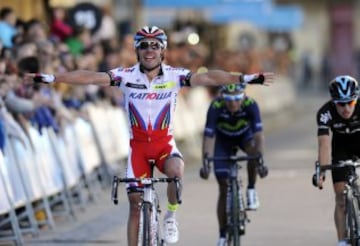 El ciclista Joaquín Rodríguez (ESP/Katusha) se ha impuesto a Sergio Luis Henao (dcha)(COL/Sky) y a Nairo Quintana (2d)(COL/Movistar) hoy en la meta, durante la tercera etapa de la 55 edición de la Vuelta al País Vasco, en la localidad guipuzcoana de Zumarraga. 