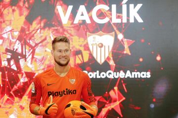 El internacional checo ha fichado este verano por el Sevilla en un paso más en su carrera deportiva. En su presentación, declaró: 'Estaba deseando venir a jugar a este estadio, con esta afición'.