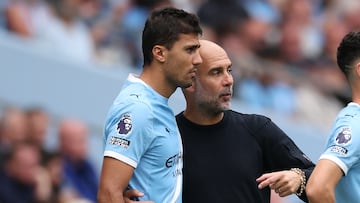 MANCHESTER (United Kingdom), 23/08/2025.- Manchester City manager Pep Guardiola speaks to Rodri of Manchester City (L) and Phil Foden of Manchester City as they prepare to come on as a substitute during the English Premier League match between Manchester City and Tottenham Hotspur in Manchester, Britain, 23 August 2025. (Reino Unido) EFE/EPA/ADAM VAUGHAN EDITORIAL USE ONLY. No use with unauthorized audio, video, data, fixture lists, club/league logos, 'live' services or NFTs. Online in-match use limited to 120 images, no video emulation. No use in betting, games or single club/league/player publications.