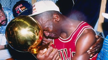 Michael Jordan llora mientras sujeta el trofeo de campe&oacute;n de la NBA, tras ganar los Bulls las Finales a los Lakers de Magic Johnson
