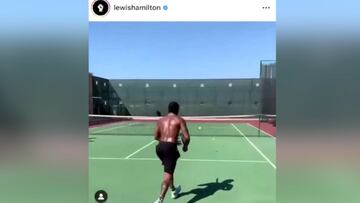 Hamilton sorprende para mal a sus seguidores jugando al tenis