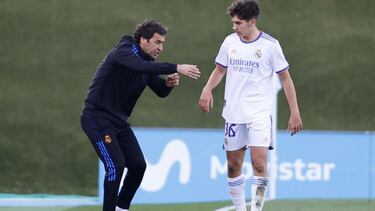 Raúl, dando instrucciones en un partido.