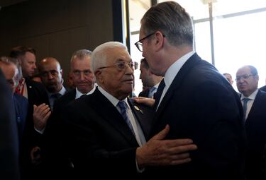 El primer ministro británico, Keir Starmer, conversa con el presidente palestino, Mahmoud Abbas, antes de asistir a una cumbre de líderes mundiales sobre el fin de la guerra de Gaza.