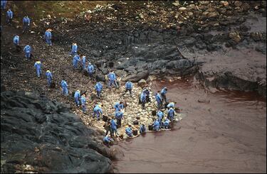 Decenas de voluntarios limpian las playas de la costa gallega. 