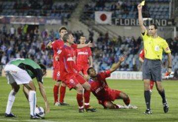 El árbitro Alfonso Álvarez Izquierdo mostró 13 tarjetas amarillas, uno más por doble amonestación y una tarjeta roja directa. Temporada 2008-2009