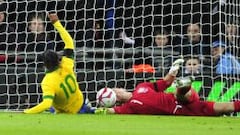 Wilshere amarga el debut de Scolari y la vuelta de Ronaldinho