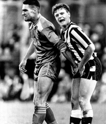 Vinnie Jones, uno de los jugadores más temidos por su rudeza dejó huella en varios rivales. El inglés Gascoigne fue quizá quien más lo sufrió.