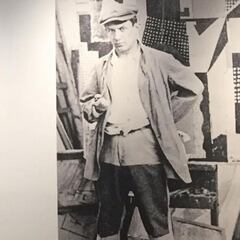 Roba una obra de arte pensando que era una chaqueta olvidada y la lleva a que se la arreglen