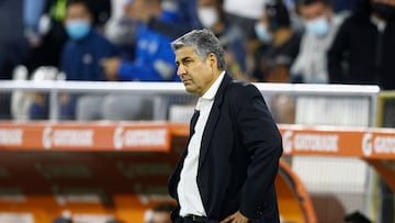Futbol, Universidad Catolica vs Universidad de Chile.
Fecha 8, campeonato Nacional 2022.
El entrenador de Universidad de Chile Santiago Escobar, dirige a sus jugadores durante el partido por la primera division disputado en el estadio San Carlos de Apoquindo.
Santiago, Chile.
02/04/2022
Felipe Zanca/Photosport
Football, Universidad Catolica vs le.
8 th date, 2022 National Championship.
Universidad de ChileÕs head coach Santiago Escobar gives instructions to his players during the first division match held at San Carlos de Apoquindo stadium.
Santiago, Chile.
02/04/2022
Felipe Zanca/Photosport
