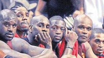 <b>RIDICULIZADOS. </b>Los Bulls humillaron con su victoria a todas las estrellas de Miami: Mourning, O'Neal, Haslem, Payton, Wade, Walker.. .