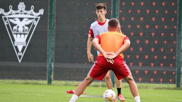 El jugador del Mirand&eacute;s, Garc&iacute;a de Alb&eacute;niz, controla el bal&oacute;n durante un entreno.