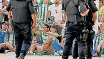 <b>MOMENTOS DIFÍCILES. </b>En esta imagen se puede ver a las Fuerzas del Orden enfrente de un grupo de seguidores del Betis ante el estadio Manuel Ruiz de Lopera expresando su indignación.