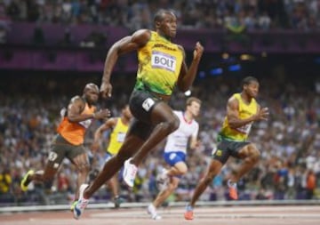 En los Juegos Olímpicos de Londres 2012, el 11 de agosto, estableció un nuevo récord mundial en el relevo 4x100 con registro de 36,84. Además superó el récord olímpico en los 100 metros lisos tras ganar la final con un tiempo de 9,63, estableciendo la segunda mejor marca de la historia, y también triunfó en los 200m, siendo el primer atleta en ganar la medalla de oro olímpica en dos juegos consecutivos en ambas pruebas.
En la imagen Usain Bolt compite para ganar el oro en la final de la prueba de 200m.