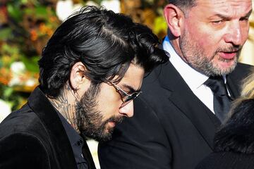 Los miembros de One Direction, Harry Styles, Zayn Malik, Niall Horan y Louis Tomlimson asisten al funeral de Liam Payne. Simón Cowell también estuvo presente.