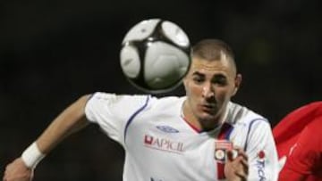 <b>RECONOCIMIENTO.</b> El cuarto fichaje del Real Madrid esta temporada, el delantero francés Karim Benzema, ha aterrizado a las 10.30 horas de hoy al aeropuerto de Barajas muy contento de jugar en un "gran club".