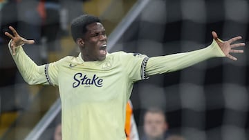 Thierno Barry, jugador del Everton, celebra su gol anotado ante el Aston Villa.