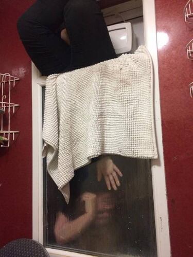 La peor cita de Tinder acaba con una chica atrapada en la ventana de un baño