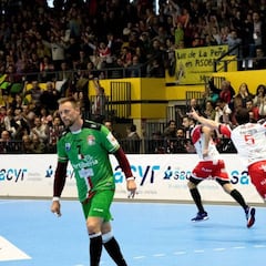 El Nava coge aire con
Yeray Lamariano de salvavidas