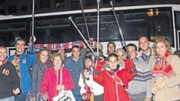 <b>UNAS MOLESTIAS SIMULADAS. </b>Los peñistas fueron al fútbol con unas muletas, pero ninguno sufrió ningún impedimento físico.