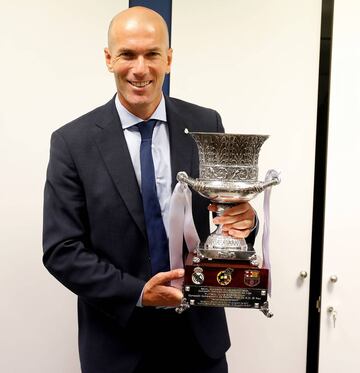 El 16 de agosto de 2017 ganó su séptimo título al frente del banquillo del Madrid, fue la Supercopa de España ante el Barcelona. En la foto, Zidane posa con el trofeo. 
 