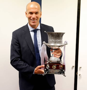 El 16 de agosto de 2017 ganó su séptimo título al frente del banquillo del Madrid, fue la Supercopa de España ante el Barcelona. En la foto, Zidane posa con el trofeo. 
 