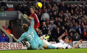 Fernando Torres en 2007 comenzó a dejar su particular huella en los primeros partidos con el Liverpool.