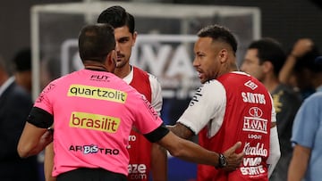 Soccer - Paulista Championship - Semi final - Corinthians v Santos - Neo Quimica Arena, Sao Paulo, Brazil - March 9, 2025 Santos' Neymar remonstrates with referee Matheus Delgado during the match REUTERS/Carla Carniel