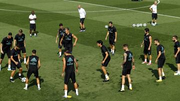 Los jugadores del Real Madrid, en el entrenamiento de este viernes.