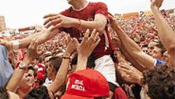 <B>EL ÚLTIMO ASCENSO</B>. Acciari celebra el retorno a Primera.