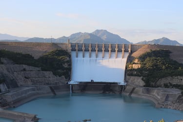 La Presa de Tarbela, ubicada en el río Indo en Pakistán, es famosa no tanto por su altura, sino por su volumen masivo de materiales. Es la presa de tierra más grande del mundo por volumen de relleno estructural. Tiene una altura de 143 metros, pero se extiende a lo largo de casi 2,750 metros.