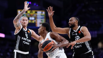 Real Madrid's French guard #12 Theo Maledon (C) is guarded by Partizan Belgrade's US forward #5 Dylan Osetkowski and US forward #22 Jabari Parker during the Euroleague basketball match between Real Madrid Baloncesto and Partizan Belgrade at Movistar Arena in Madrid on October 15, 2025. (Photo by Oscar DEL POZO / AFP)