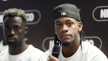 AME4174. BOGOTÁ (COLOMBIA), 23/07/2024.- El jugador del Aston Villa de Inglaterra y de la Selección Colombia Jhon Jader Durán (d) habla durante una rueda de prensa este martes en Bogotá (Colombia). EFE/ Carlos Ortega