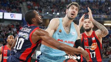 GRAF3423. VITORIA, 04/06/2018.- El pívot croata del FC Barcelona Ante Tomic (c), marcado por el pívot francés Vincent Poirier (d), y el base francés Rodrigue Beaubois (i) del Kirolbet Baskonia, en una jugada del primer partido de la serie semifinal de la Liga Endesa de baloncesto, disputado hoy en el pabellón Fernando Buesa de Vitoria. EFE/David Aguilar