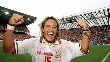 Brilló en el Mundial de Corea-Japón 2002 con la Selección Nacional. Jugó para Necaxa, América, Boca Juniors.