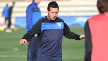 <b>EN CASA. </b>Santi Cazorla ya est¨¢ en M¨¢laga y trabaja para ponerse al ritmo de los dem¨¢s.